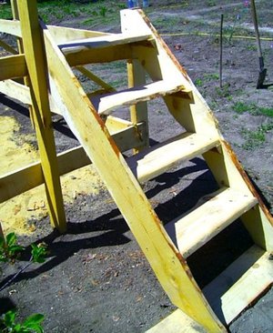 Использование нержавеющей стали для  лестницы