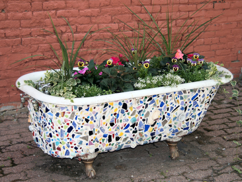 Старая ванна для цветов