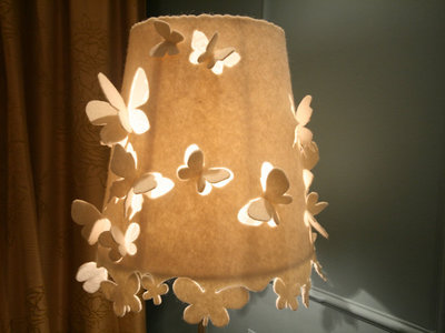 Декоративная настольная лампа с абажуром