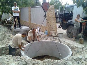 Монтаж бетонных колец для септика