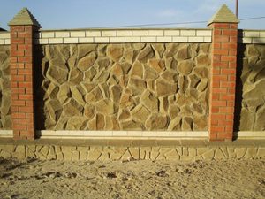 Забор из дикого камня с элементами кирпича 