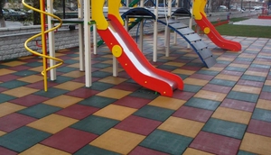 Покрытие для детских площадок из резиновой крошки 