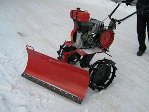 Функции снегоочистной лопаты для мотоблока своими руками